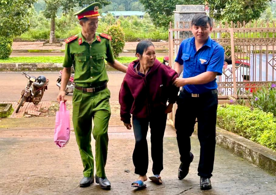 Thanh niên tình nguyện xã Tuy Đức, tỉnh Lâm Đồng hỗ trợ bà cụ vào Trung tâm hành chính công của xã để làm các thủ tục.