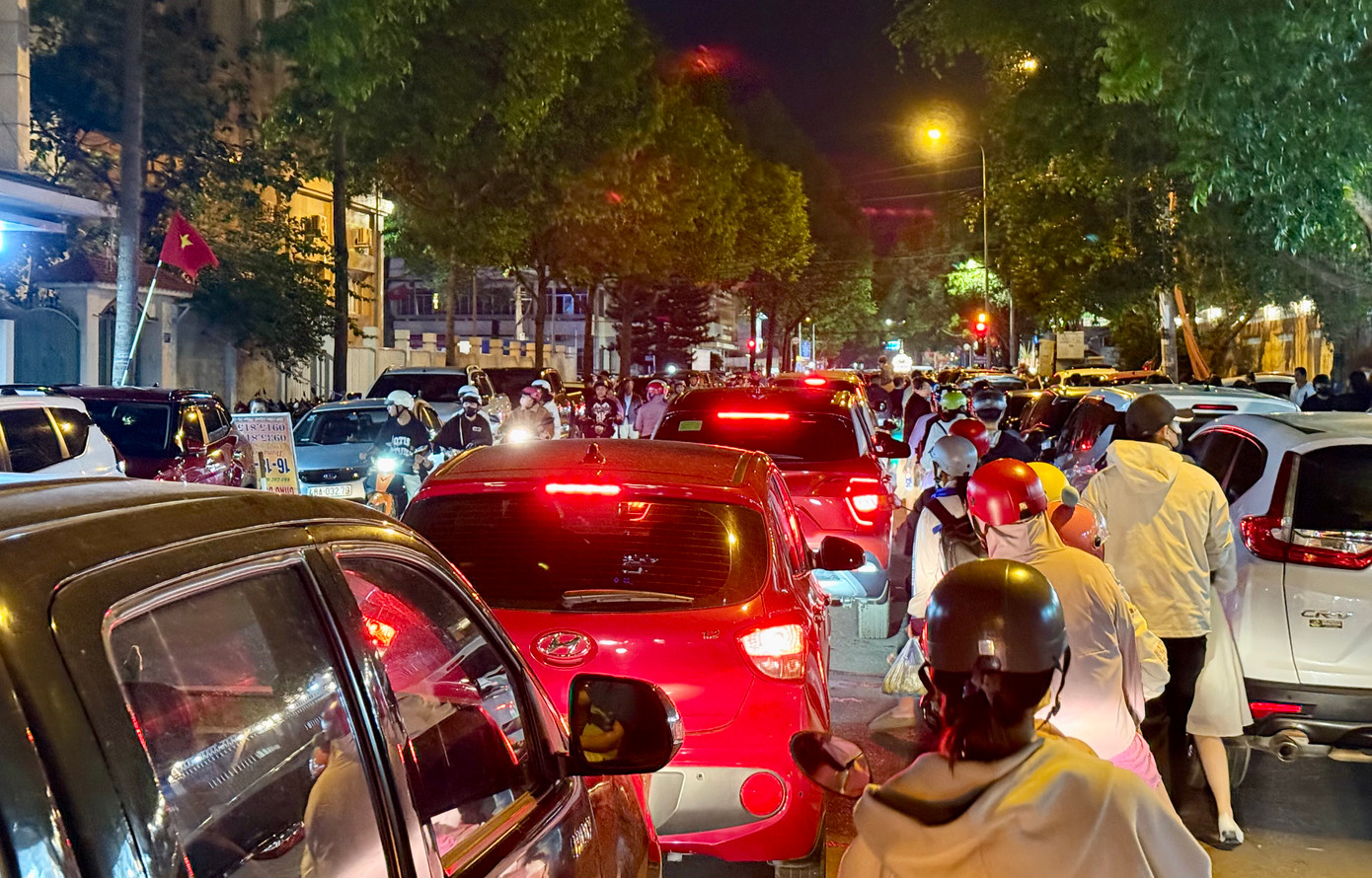 Tại tuyến đường Trần Hưng Đạo cũng chật kín phương tiện, nhiều người phải chen ngang ô tô để qua đường. Tại tuyến đường Trần Hưng Đạo cũng chật kín phương tiện, nhiều người phải chen ngang ô tô để qua đường.