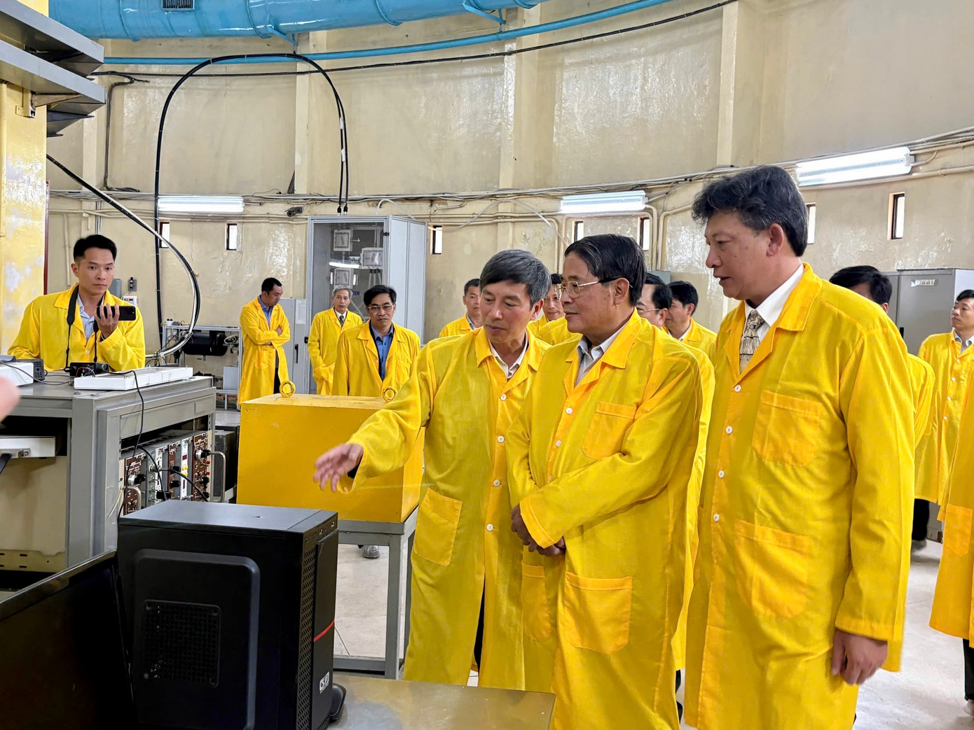 Đoàn công tác của Uỷ ban Thường vụ Quốc hội tham quan Viện Nghiên cứu Hạt nhân. Đoàn công tác của Uỷ ban Thường vụ Quốc hội tham quan Viện Nghiên cứu Hạt nhân.