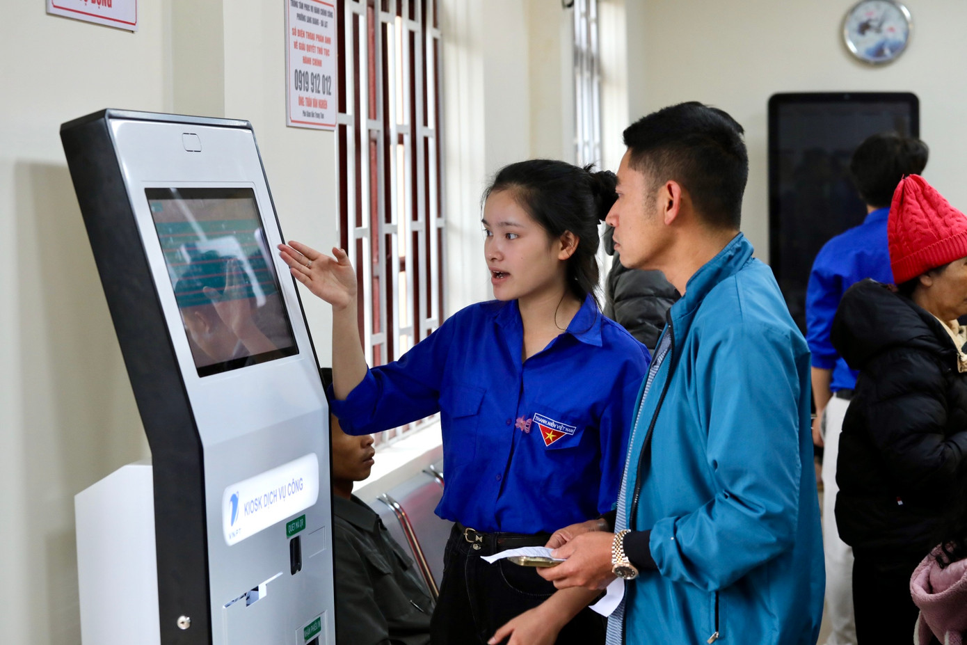 Túc trực tại máy bấm số thứ tự, bạn Hoàng Thu Hiền cho biết bản thân gặp không ít trường hợp các bác lớn tuổi còn lúng túng với thao tác trên máy.