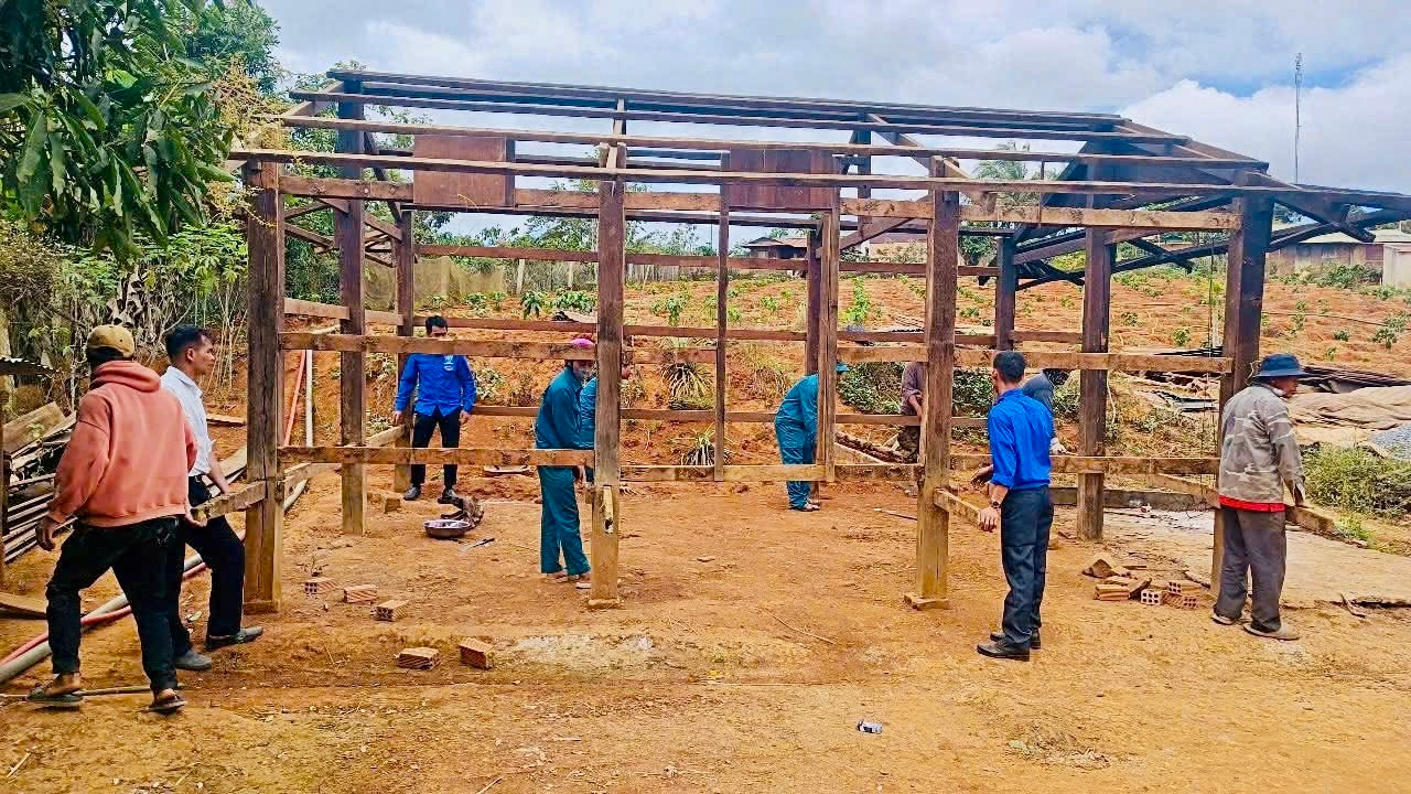 Lâm Đồng xóa 971 căn nhà tạm, nhà dột nát trong năm 2024. Lâm Đồng xóa 971 căn nhà tạm, nhà dột nát trong năm 2024.