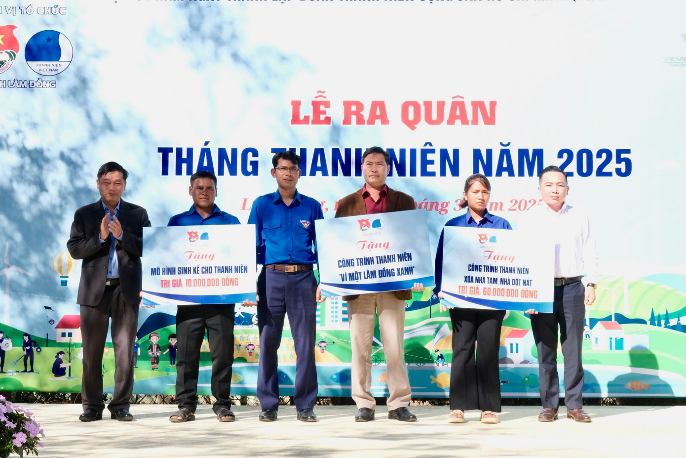 Tỉnh Đoàn Lâm Đồng cùng mạnh thường quân trao tặng nhiều món quà, công trình cho học sinh và đoàn xã. Tỉnh Đoàn Lâm Đồng cùng mạnh thường quân trao tặng nhiều món quà, công trình cho học sinh và đoàn xã.