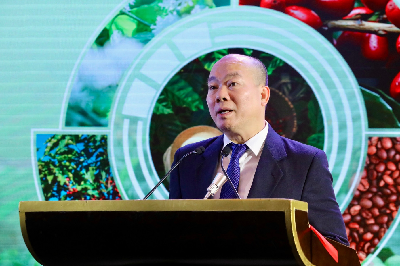 Ông Vũ Bá Phú - Cục trưởng Cục Xúc tiến Thương mại - phát biểu tham luận.