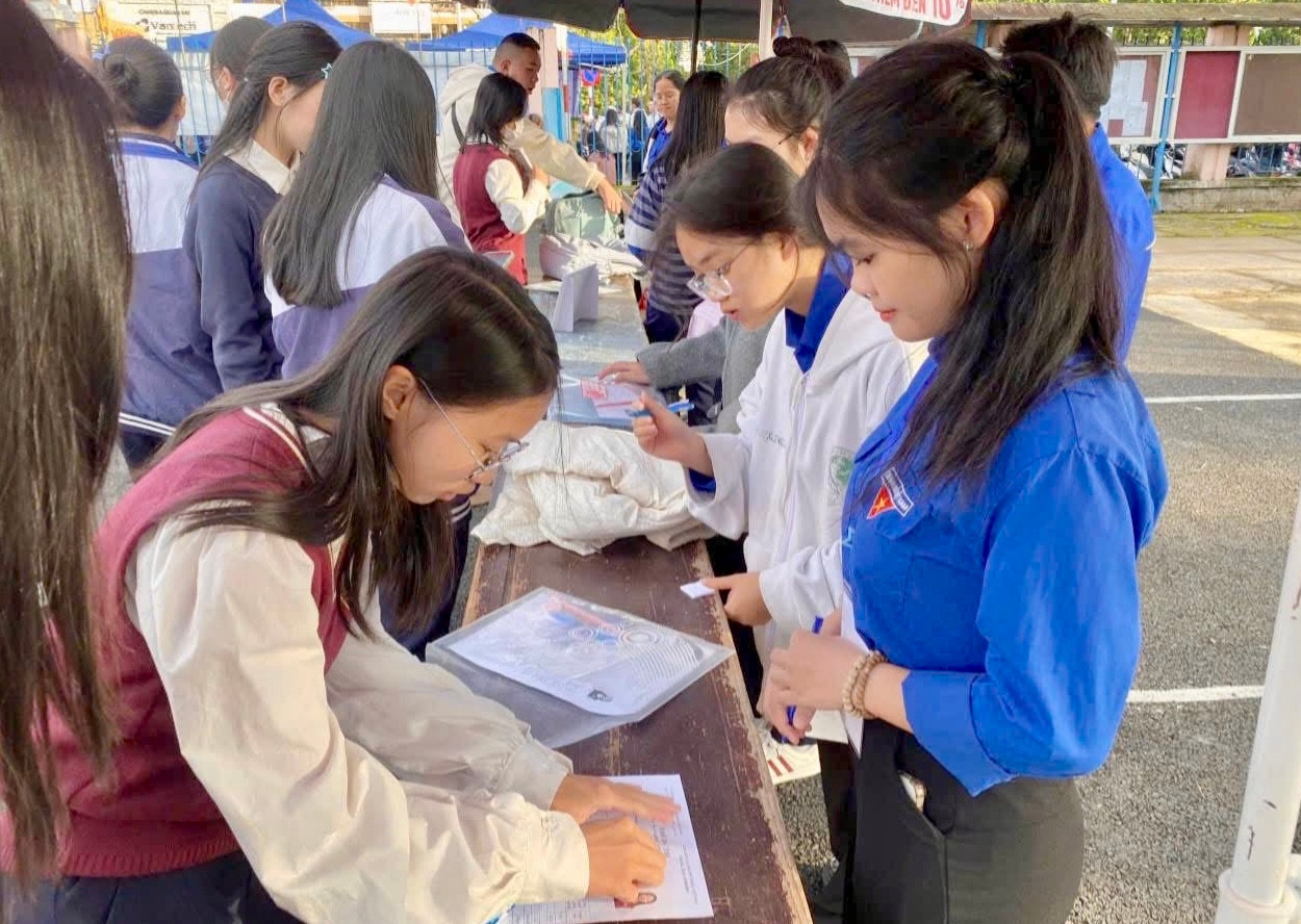 Nụ cười trẻ trung, nhiệt huyết của các tình nguyện viên là nguồn động lực lớn, góp phần tạo nên một kỳ thi tốt nghiệp THPT năm 2025 an toàn, nghĩa tình và thành công.