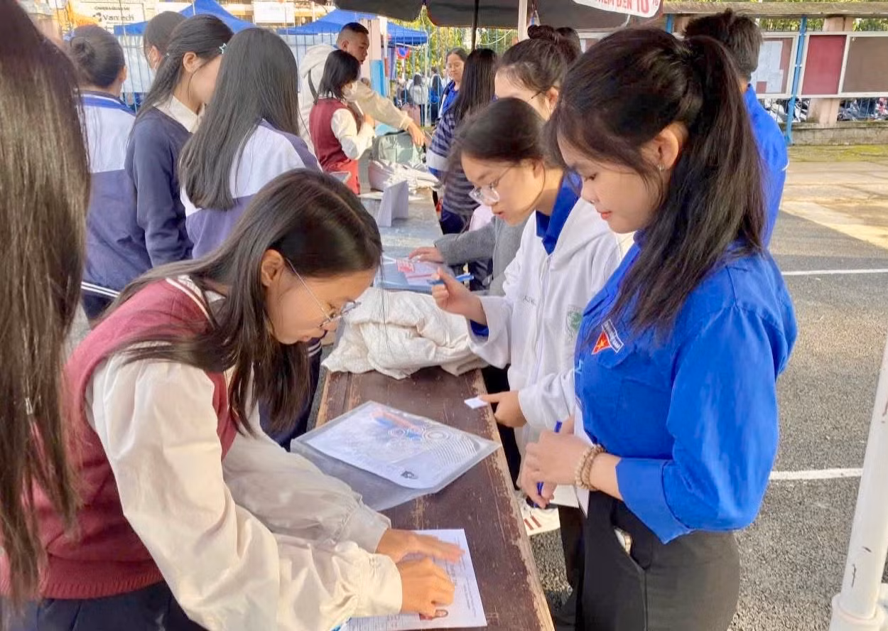 Nụ cười trẻ trung, nhiệt huyết của các tình nguyện viên là nguồn động lực lớn, góp phần tạo nên một kỳ thi tốt nghiệp THPT năm 2025 an toàn, nghĩa tình và thành công.