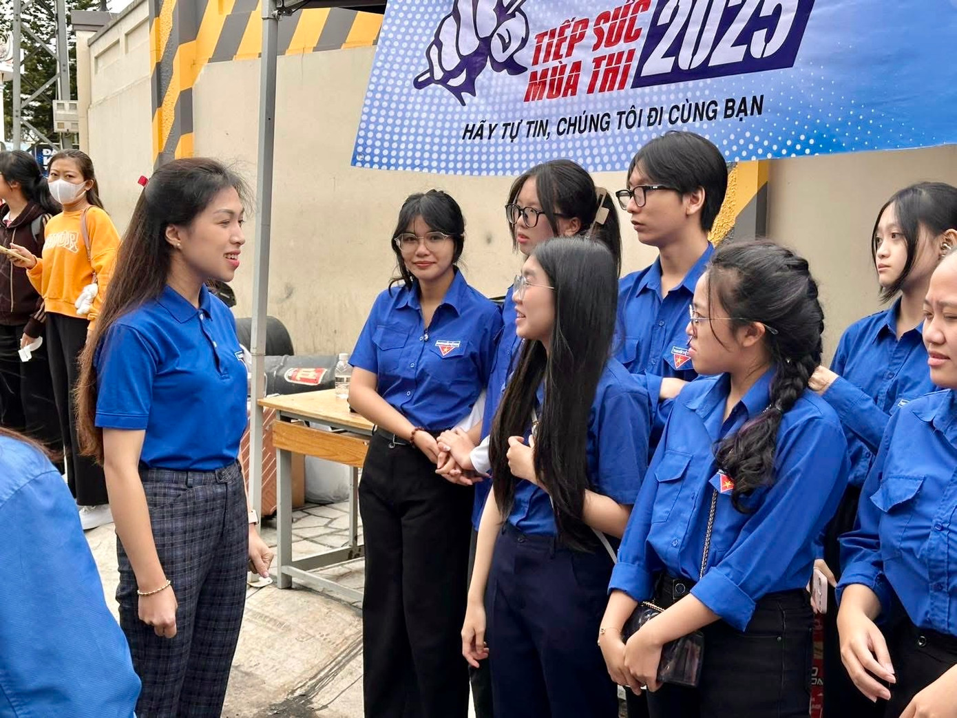 Phó Bí thư Tỉnh Đoàn Lâm Đồng đánh giá cao sự chủ động, linh hoạt của các đội hình thanh niên tình nguyện. Đồng thời bày tỏ mong muốn các bạn trẻ tiếp tục phát huy tinh thần đoàn kết, trách nhiệm, không quản thời tiết khắc nghiệt, hoàn thành tốt nhiệm vụ tiếp sức cho các sĩ tử.