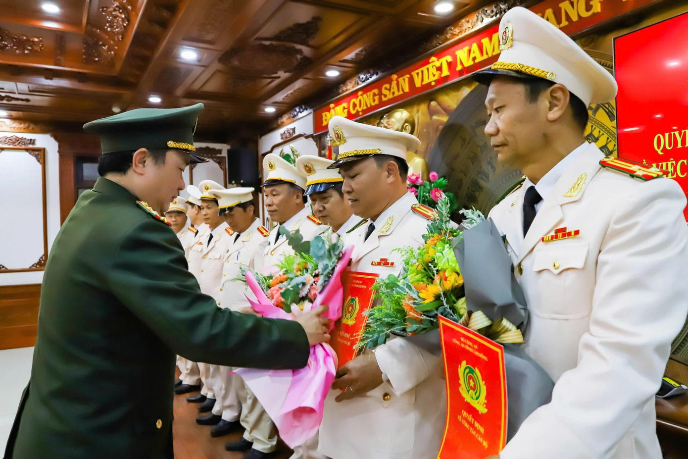 Giám đốc Công an tỉnh Lâm Đồng trao quyết định, tặng hoa cho các cán bộ nghỉ hưu. Giám đốc Công an tỉnh Lâm Đồng trao quyết định, tặng hoa cho các cán bộ nghỉ hưu.