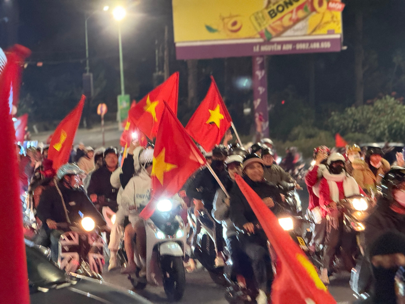 Hàng nghìn lá cơ Tổ quốc bay phấp phới trên các tuyến đường. Ảnh: Thái Lâm