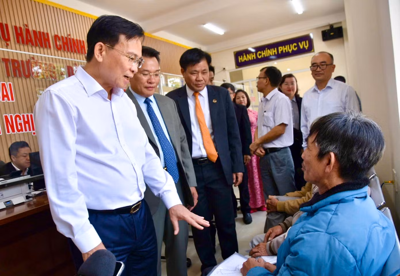 Ông Hồ Văn Mười - Chủ tịch UBND tỉnh Lâm Đồng, hỏi thăm người dân. Ông Hồ Văn Mười - Chủ tịch UBND tỉnh Lâm Đồng, hỏi thăm người dân.