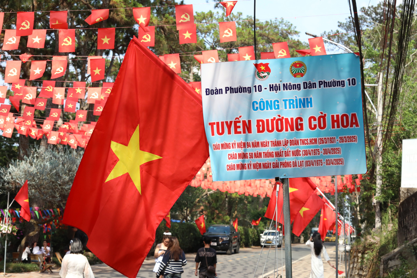 Đường Yên Thế được xem là tuyến đường cờ hoa đẹp nhất Đà Lạt do đoàn thanh niên và Hội Nông dân phường 10 thực hiện chào mừng các lễ lớn thành phố nói riêng và đất nước nói chung.