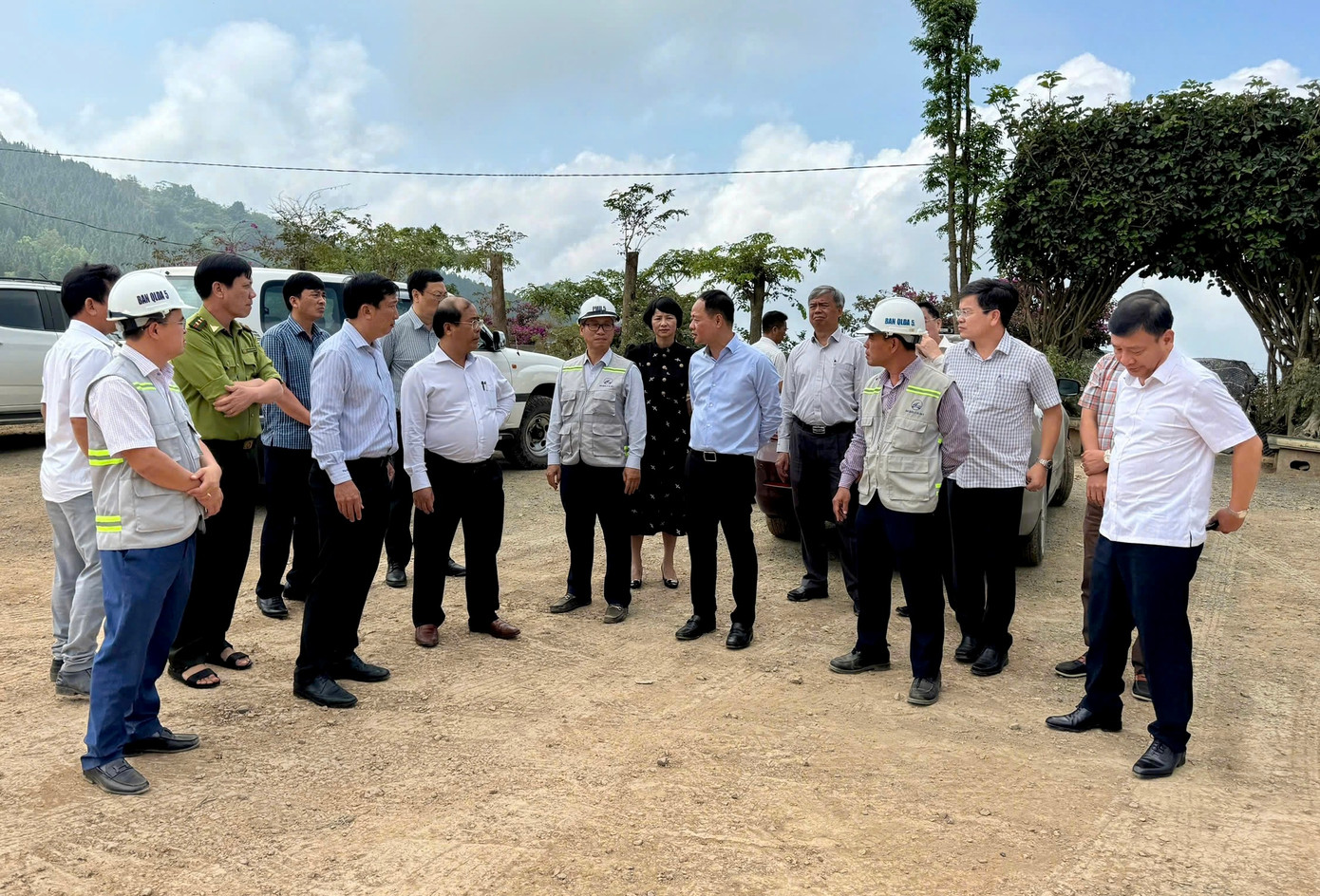 Đoàn công tác tỉnh Lâm Đồng làm việc với Ban Quản lý Dự án 5 (chủ đầu tư trực tiếp). Đoàn công tác tỉnh Lâm Đồng làm việc với Ban Quản lý Dự án 5 (chủ đầu tư trực tiếp).