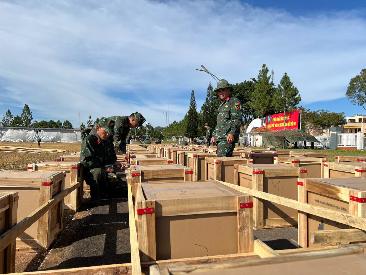 Huyện Bảo Lâm sẽ bắn 150 giàn pháo được đấu nối và bắn xen kẽ kéo dài 15 phút. Huyện Bảo Lâm sẽ bắn 150 giàn pháo được đấu nối và bắn xen kẽ kéo dài 15 phút.