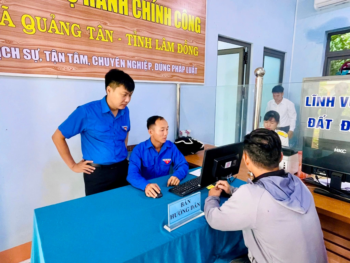 Các đội hình được bố trí tại bộ phận tiếp nhận và trả kết quả cấp xã, phường và Trung tâm Phục vụ Hành chính công, đảm nhiệm nhiều phần việc cụ thể như: số hóa dữ liệu, hướng dẫn công dân sử dụng dịch vụ công, cài đặt định danh điện tử, đăng ký tài khoản công dân điện tử...