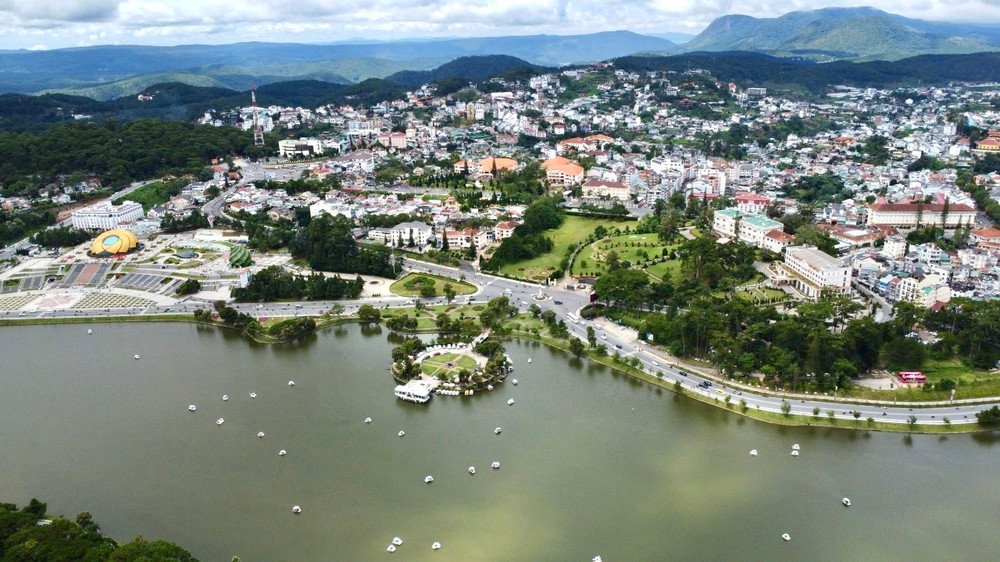 Nhà hàng Thủy Tạ nhìn trên cao.