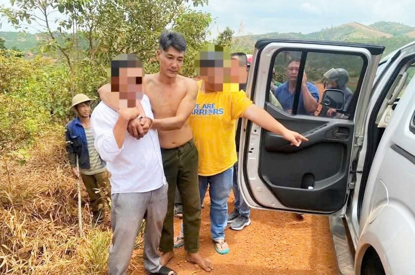 Hồ Phú Xuân bị khống chế, áp giải lên xe đưa về trụ sở công an. Hồ Phú Xuân bị khống chế, áp giải lên xe đưa về trụ sở công an.