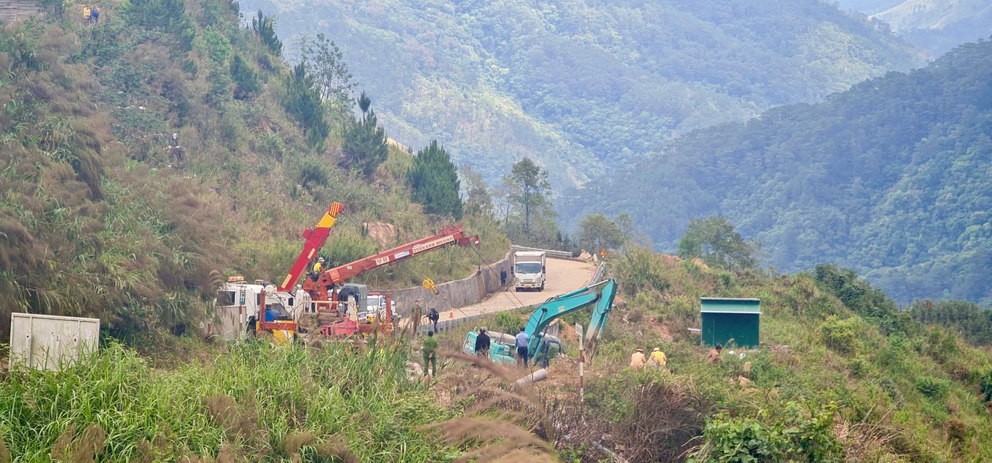 Đến sáng 18/3, lực lượng chức năng tỉnh Lâm Đồng đang có mặt tại hiện trường vụ tai nạn để phong toả, khám nghiệm và điều tra nguyên nhân.