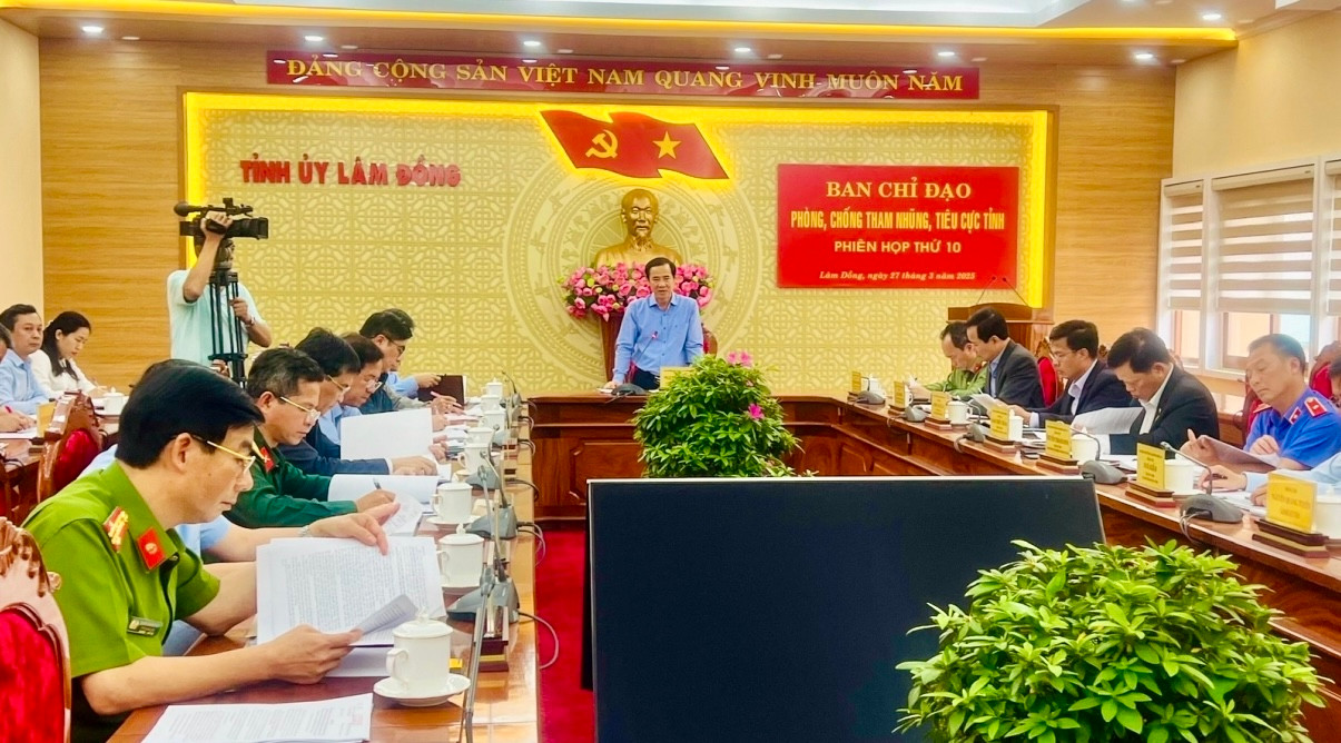 Quyền Bí thư Tỉnh ủy Lâm Đồng Nguyễn Thái Học chủ trì phiên họp.