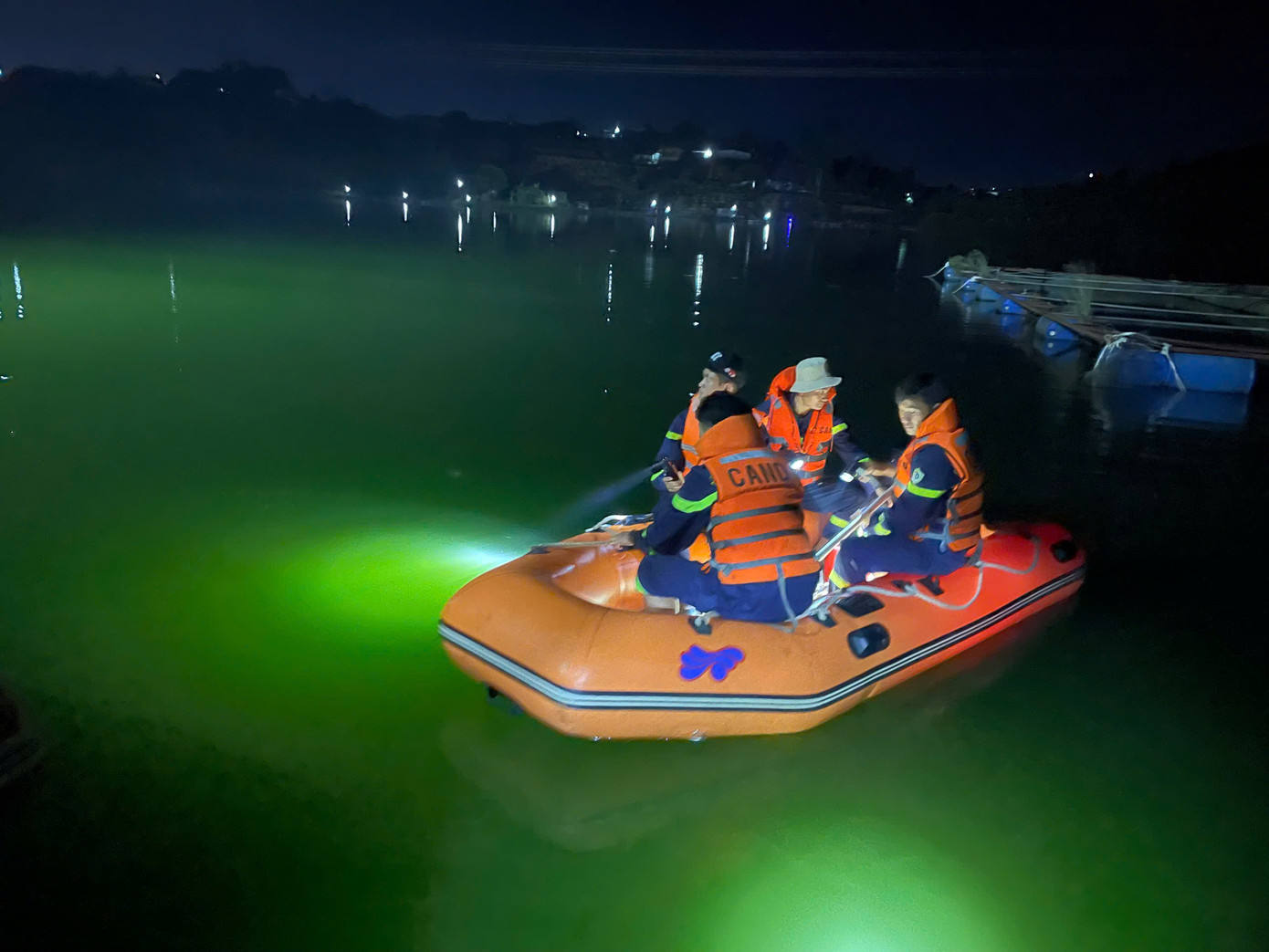 Lực lượng chức năng xuyên đêm tìm kiếm nạn nhân. Lực lượng chức năng xuyên đêm tìm kiếm nạn nhân.