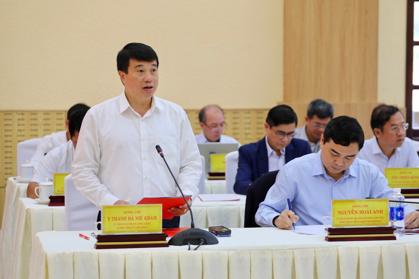 Ông Y Thanh Hà Niê K'đăm - Bí thư Tỉnh uỷ Lâm Đồng báo cáo tại buổi làm việc. Ông Y Thanh Hà Niê K'đăm - Bí thư Tỉnh uỷ Lâm Đồng báo cáo tại buổi làm việc.