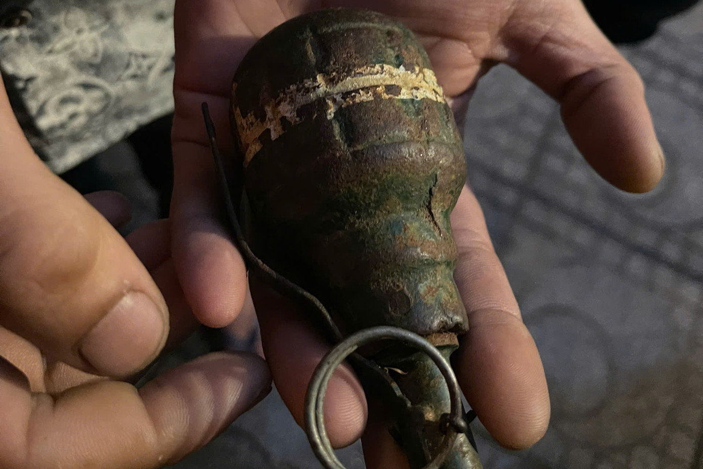 Vật nghi lựu đạn được phát hiện trong người Tiến.