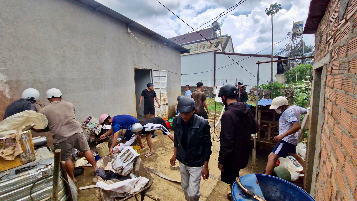 Người dân hỗ trợ dập lửa, dọn đồ. Người dân hỗ trợ dập lửa, dọn đồ.