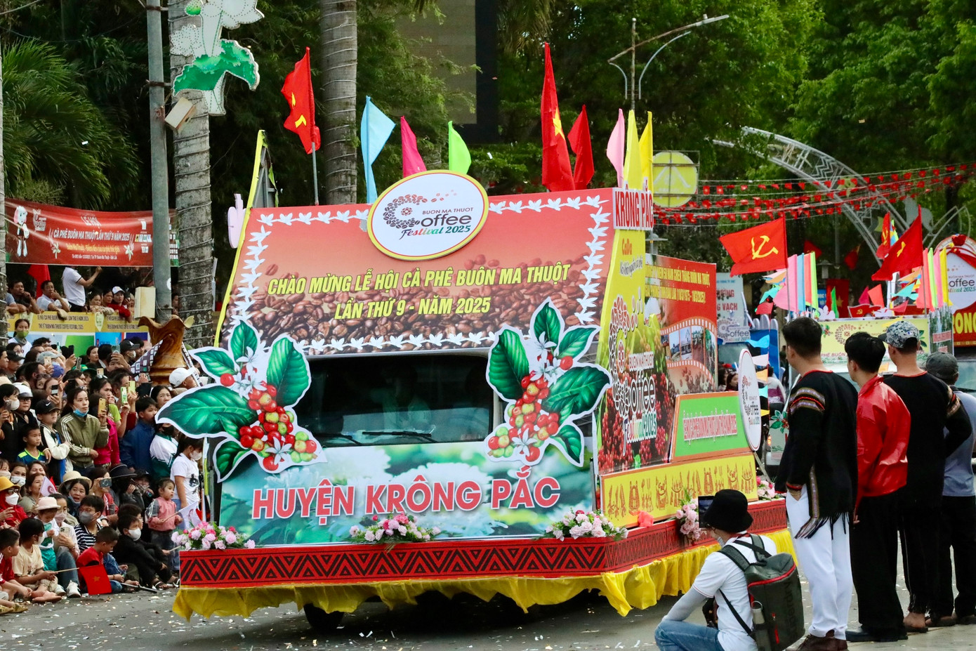 Các đoàn xe hoa lần lượt diễu hành trên đường phố Buôn Ma Thuột.