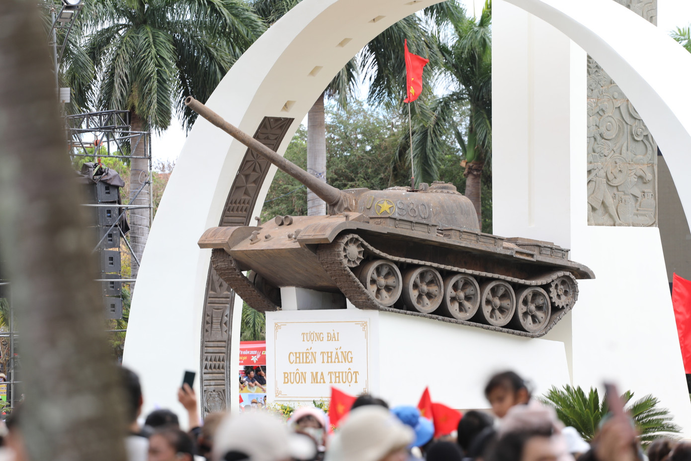 Cờ Tổ quốc bay phất phới dưới Tượng đài Chiến thắng Buôn Ma Thuột.