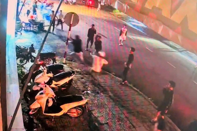 Nhóm thanh niên mang hung khí truy sát đối thủ giữa đêm khuya. Nhóm thanh niên mang hung khí truy sát đối thủ giữa đêm khuya.