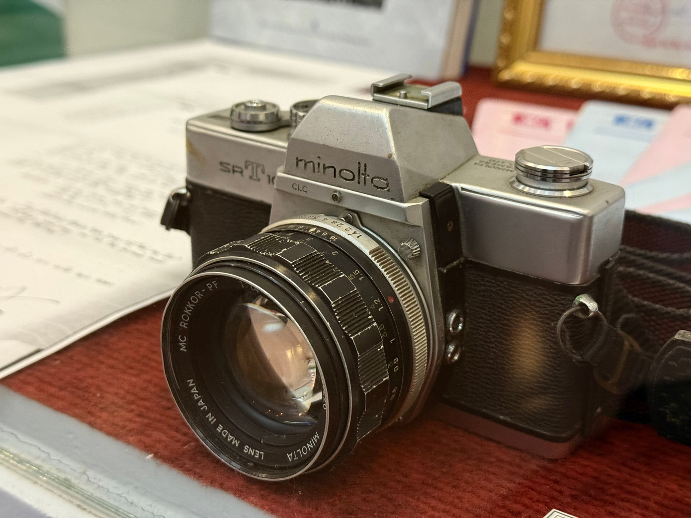 Chiếc máy ảnh Minolta SR-T 101 - một dòng máy ảnh phim SLR (Single-Lens Reflex) cổ điển được sản xuất bởi hãng Minolta (Nhật Bản) từ cuối những năm 1960 đến thập niên 1970.