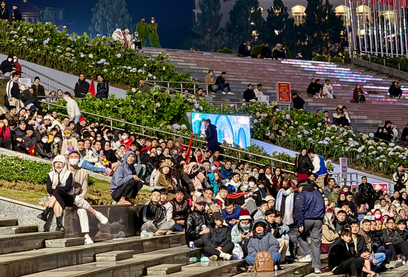 Đông đảo người dân, du khách chăm chú theo dõi trận đấu.