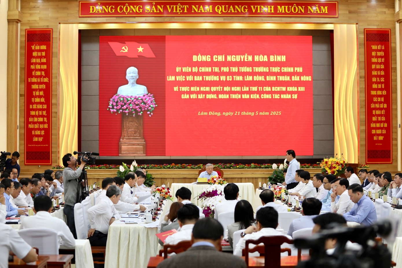 Toàn cảnh buổi làm việc giữa đoàn công tác của Phó Thủ tướng Thường trực Chính phủ với Ban Thường vụ Tỉnh ủy 3 tỉnh Lâm Đồng, Bình Thuận, Đắk Nông. Toàn cảnh buổi làm việc giữa đoàn công tác của Phó Thủ tướng Thường trực Chính phủ với Ban Thường vụ Tỉnh ủy 3 tỉnh Lâm Đồng, Bình Thuận, Đắk Nông.
