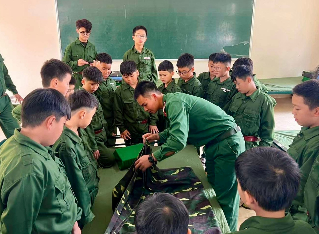 Chiến sĩ hướng dẫn thực hành tác phong quân nhân.