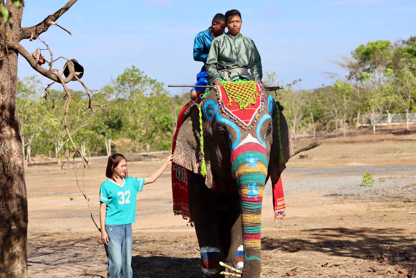"Ngày nay, voi tham gia các hoạt động du lịch thân thiện như: Du khách cho voi ăn, làm quen và chụp hình tương tác với voi... Đây là một loại hình du lịch đang thu hút khách du lịch trong và ngoài nước đến với Buôn Đôn", ông Y Si Thắt Ksơr nhấn mạnh.