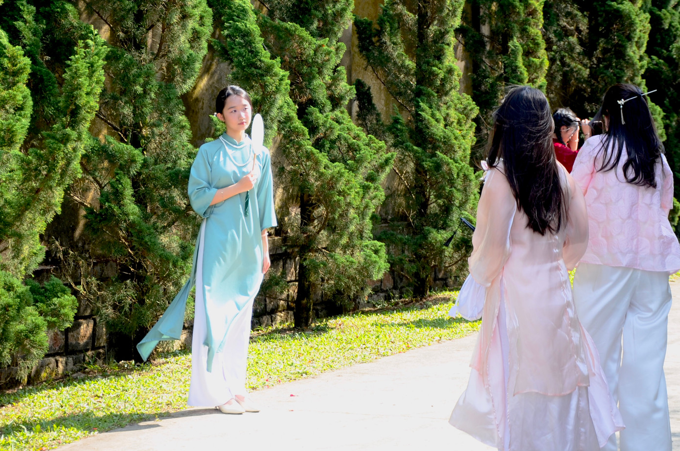 Bạn Trương Quỳnh Chi cho biết, một trong những yếu tố nhóm chụp ảnh ở chùa vì có khuôn viên ngập tràn cây xanh và hoa cỏ. Đặc biệt, chùa có kiến trúc cổ, mang vẻ trang nghiêm ấm áp. Ảnh: Thái Lâm