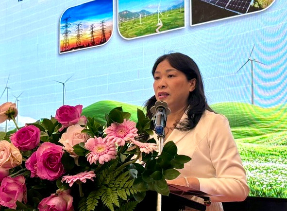 Bà Cao Thị Thanh - Phó Giám đốc Sở Công thương Lâm Đồng phát biểu tham luận.