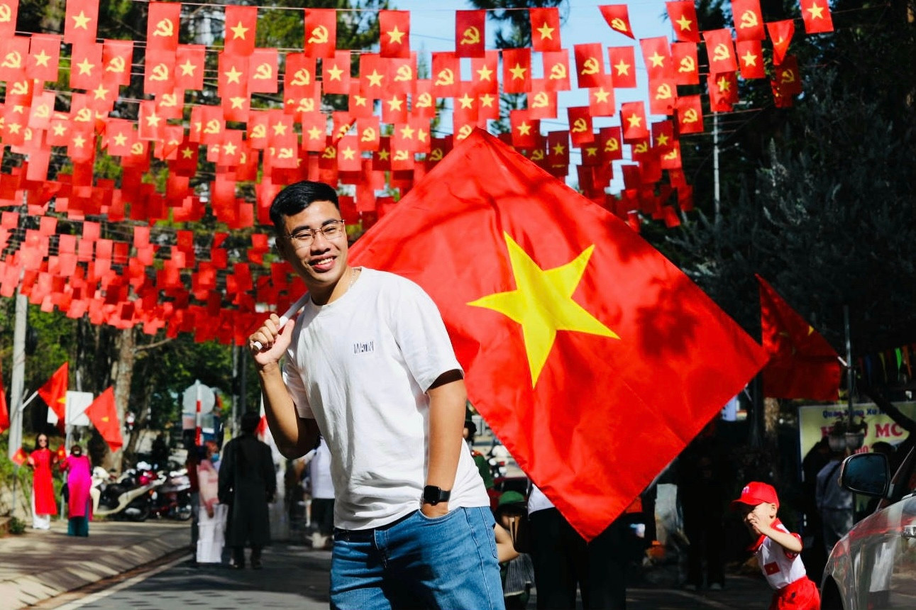 Dưới ánh sáng dịu nhẹ đầu ngày, từng khoảnh khắc, từng nụ cười rạng rỡ đều toát lên niềm tự hào và tình yêu quê hương.