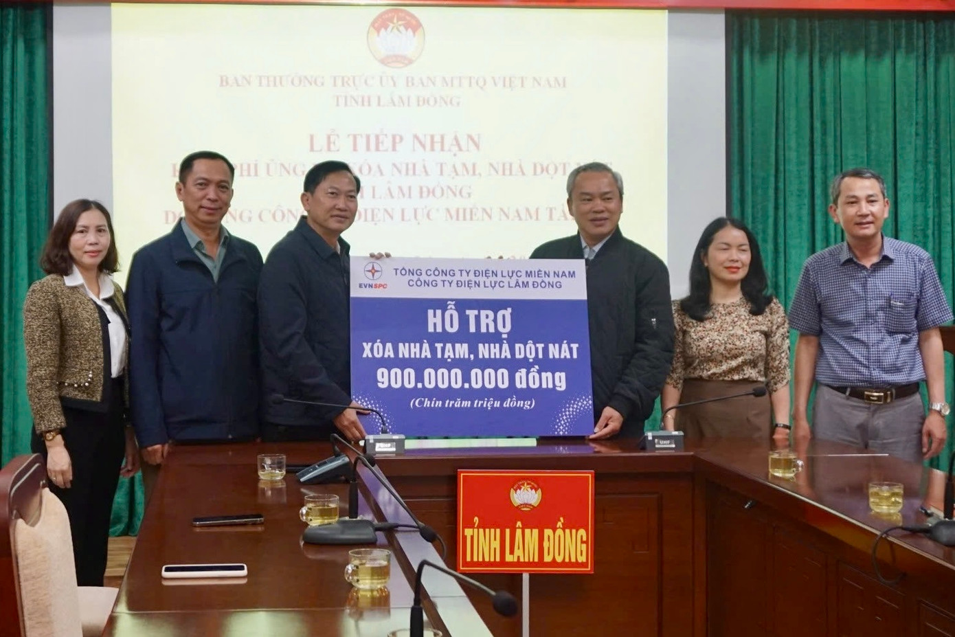 Trao tặng số tiền 900 triệu đồng cho Uỷ ban MTTQ Việt Nam tỉnh Lâm Đồng. Trao tặng số tiền 900 triệu đồng cho Uỷ ban MTTQ Việt Nam tỉnh Lâm Đồng.