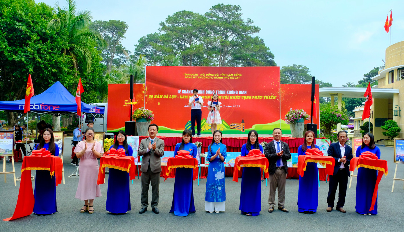 Đại biểu cắt băng khánh thành công trình không gian tại Dinh 3 (TP Đà Lạt).