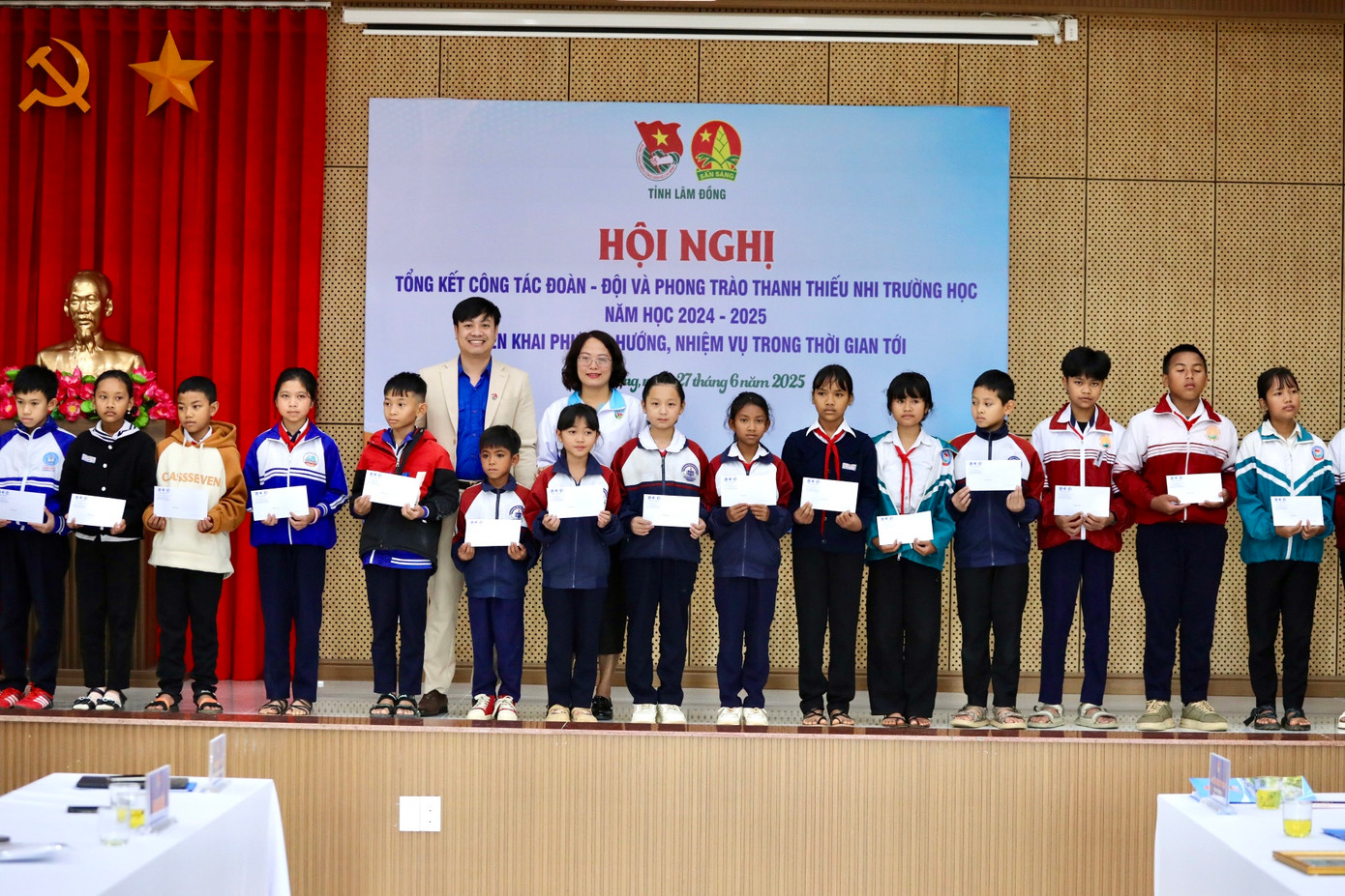 Trao học bổng Vừ A Dính cho 50 học sinh khó khăn ở Lâm Đồng.