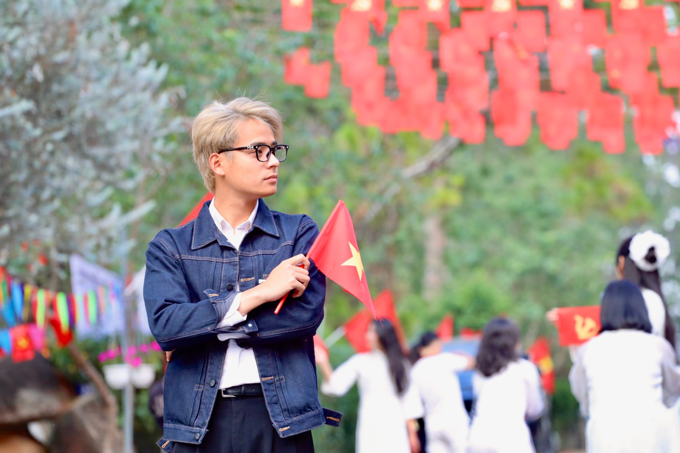 Dưới ánh sáng dịu nhẹ đầu ngày, từng khoảnh khắc, từng nụ cười rạng rỡ đều toát lên niềm tự hào và tình yêu quê hương.