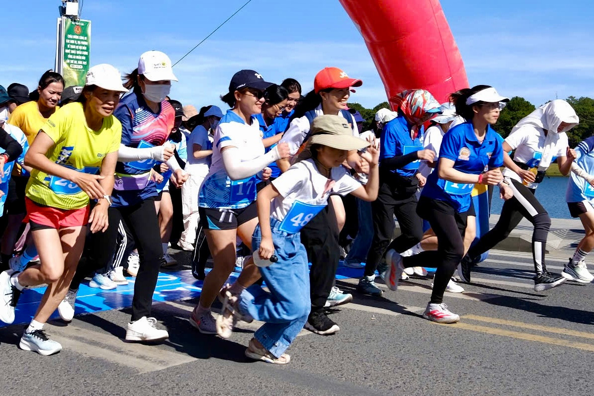 &quot;Giải chạy nhằm phát triển sâu rộng phong trào thể dục thể thao &apos;Toàn dân rèn luyện thân thể theo gương Bác Hồ vĩ đại&apos; trong ĐVTN. Giải còn tăng cường tinh thần giao lưu, đoàn kết thân ái giữa các cơ sở Đoàn, ĐVTN trong và ngoài Đoàn UBND tỉnh&quot;, chị Nhi nhấn mạnh.