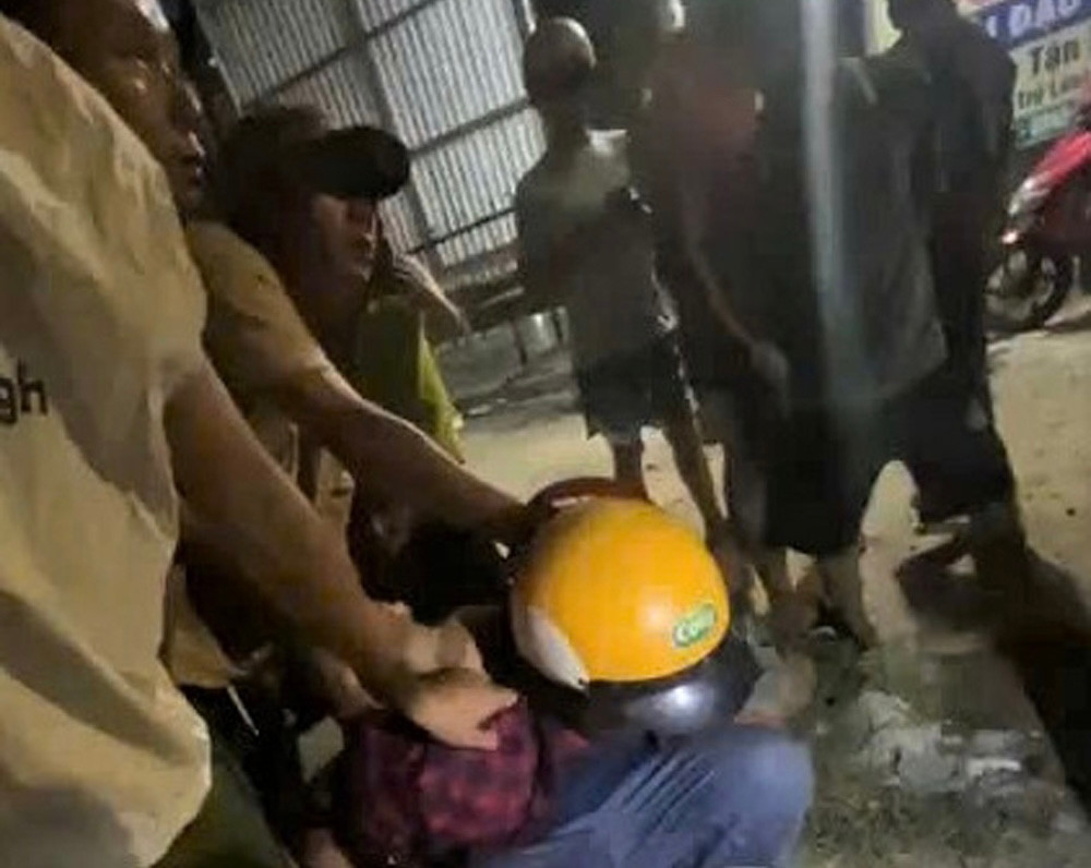 Ông V cùng cháu Th bị người dân chặn bắt ở xã Phú Sơn (huyện Tân Phú, Đồng Nai). Ông V cùng cháu Th bị người dân chặn bắt ở xã Phú Sơn (huyện Tân Phú, Đồng Nai).