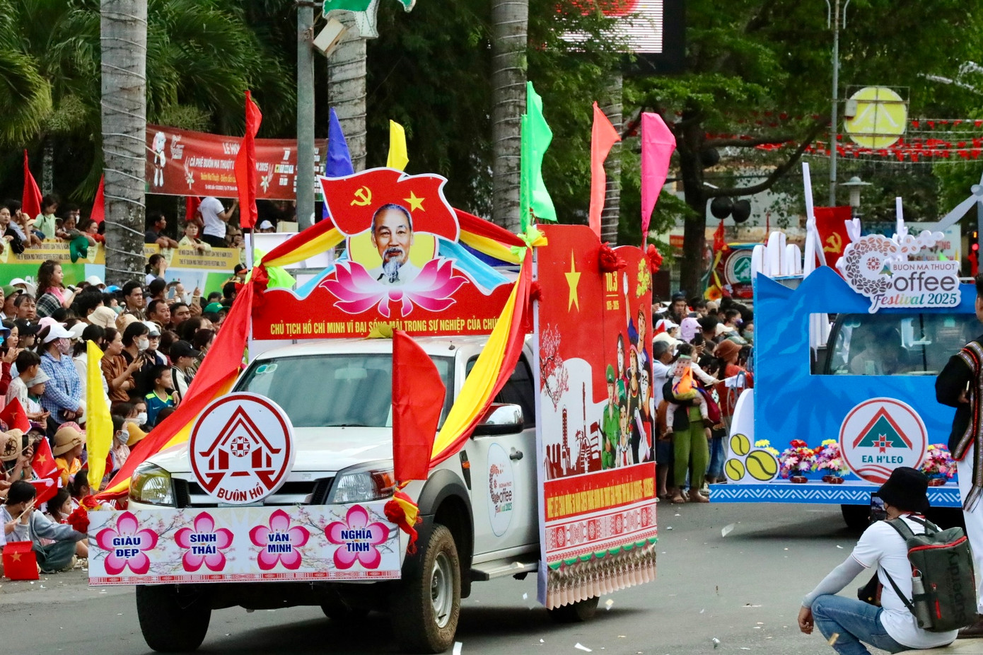 Các đoàn xe hoa lần lượt diễu hành trên đường phố Buôn Ma Thuột.