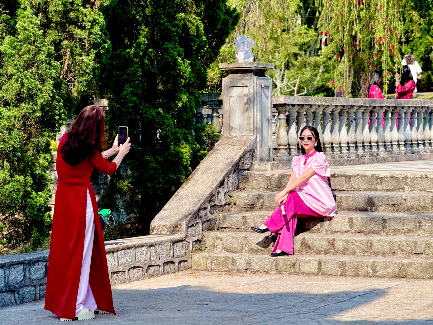 Từ sáng sớm đến chiều tối, Chùa Lâm Tỳ Ni đón hàng trăm lượt các bạn trẻ đến tham quan, chụp ảnh.