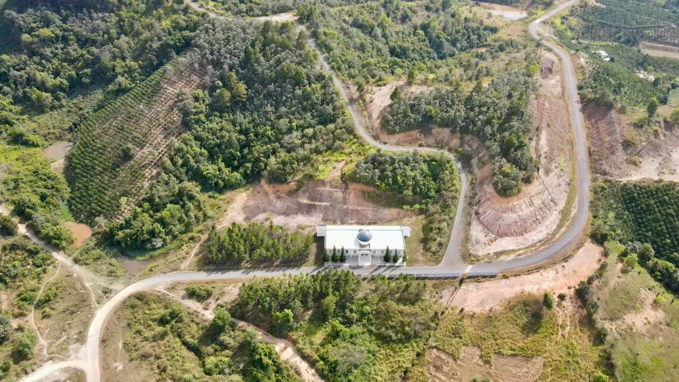 Trong suốt quá trình triển khai dự án, có nhiều vi phạm nghiêm trọng liên quan đến phá rừng và lấn chiếm đất rừng. Theo báo cáo, trong 10 năm qua, dự án đã làm mất 257ha rừng và 111ha đất rừng bị lấn chiếm. Điều này đã gây ra những tác động tiêu cực đến môi trường và không gian sinh thái.