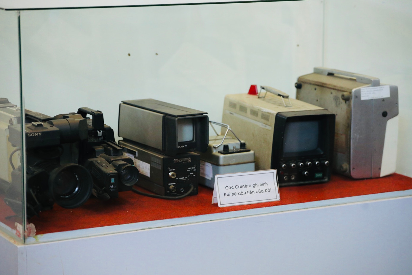 Các thiết bị ghi hình cũ của Đài Phát thanh - Truyền hình Lâm Đồng gồm nhiều máy móc từng gắn liền với các thế hệ phóng viên, kỹ thuật viên.