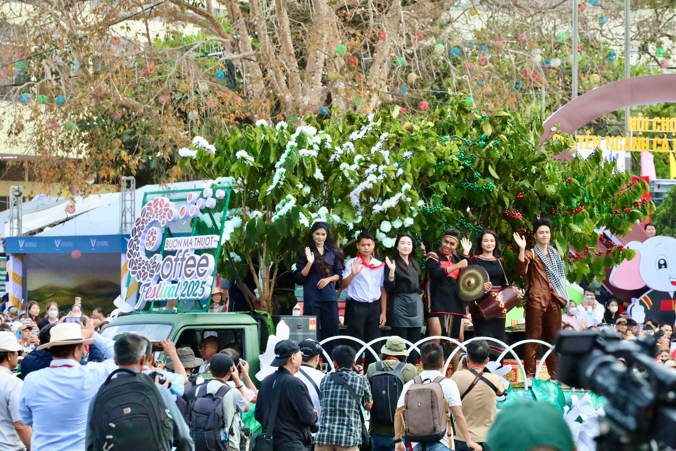 Các đoàn xe hoa lần lượt diễu hành trên đường phố Buôn Ma Thuột.