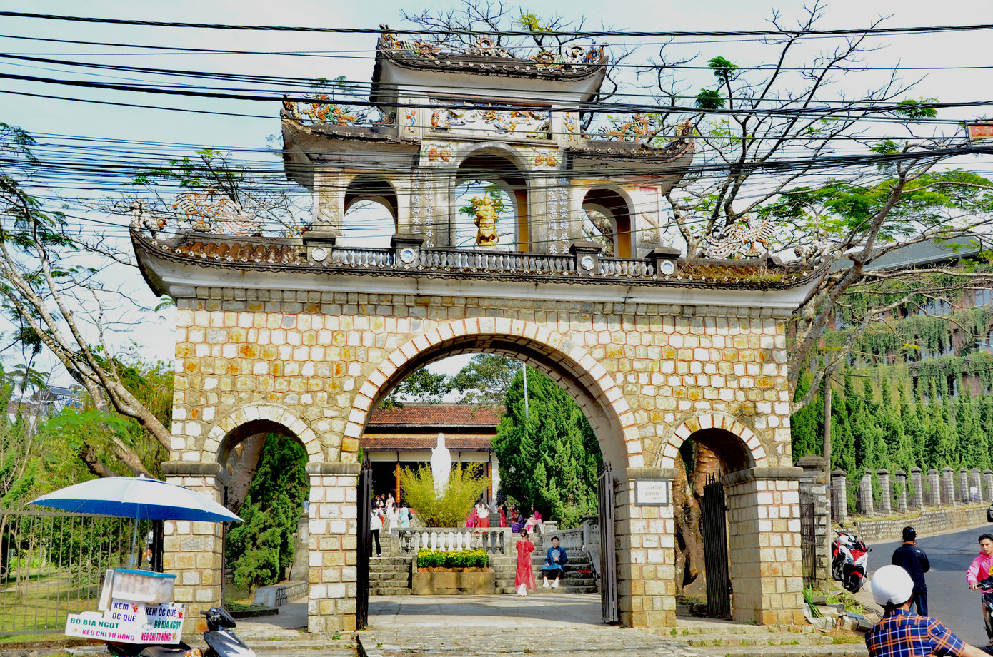 Chùa Lâm Tỳ Ni nằm trên Thiện Mỹ thuộc phường 4, thành phố Đà Lạt (Lâm Đồng). Ngôi chùa mang đậm nét hoài cổ, là mảng xanh hiếm hoi trong khu dân cư đông đúc.