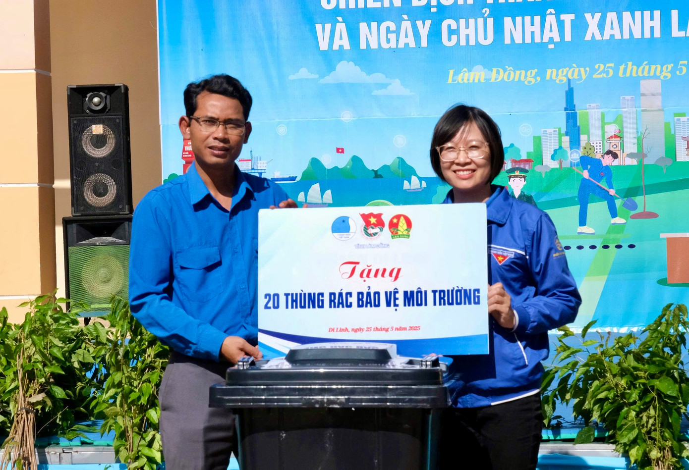 Cũng trong dịp này, Tỉnh Đoàn Lâm Đồng trao 10 suất học bổng (mỗi suất trị giá 500.000 đồng) cho học sinh có hoàn cảnh khó khăn và trao tặng Huyện Đoàn Di Linh 20 thùng rác phục vụ công trình thanh niên bảo vệ môi trường.