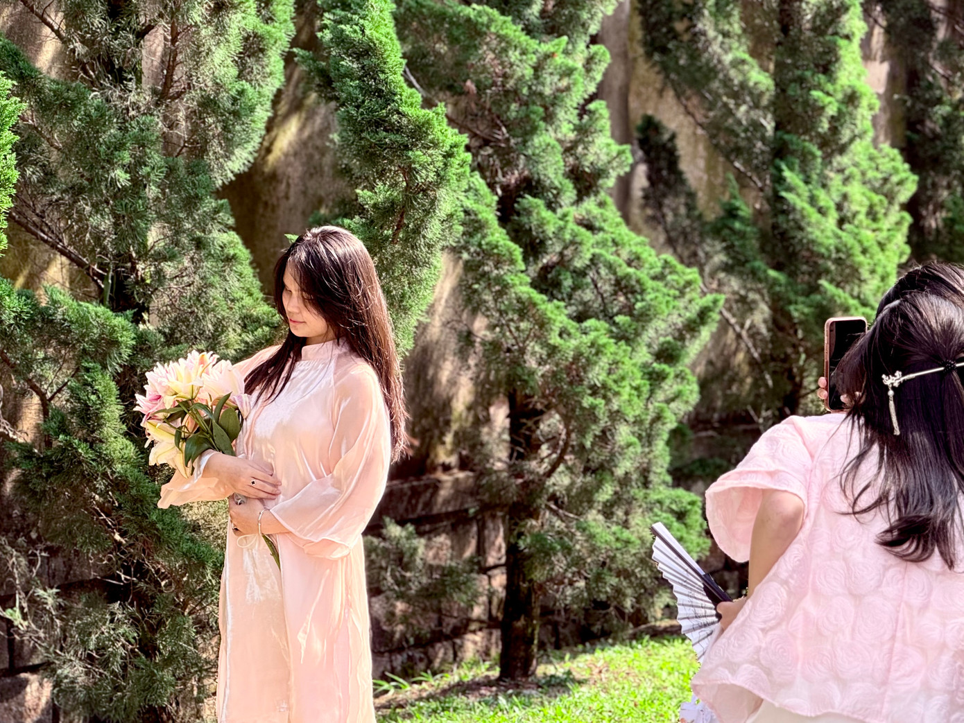 Dù đứng ở góc nào trong chùa, các bạn trẻ cũng có thể chụp được ảnh đẹp đón Tết. "Không gian trong chùa xanh ngát, nhiều tiểu cảnh, vì vậy chúng em đứng góc nào cũng chụp được ảnh đẹp. Đây là lần thứ 2 chúng em chụp ở chùa khi đến Đà Lạt dịp cận Tết", bạn Trương Lệ Hằng - du khách đến từ TPHCM chia sẻ. Ảnh: Thái Lâm